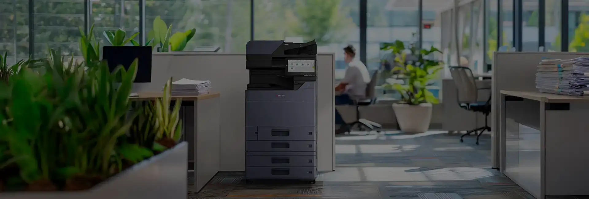 Outsourcing de impresión con gestión MPS para empresas, con impresoras multifuncionales en un entorno de oficina corporativa